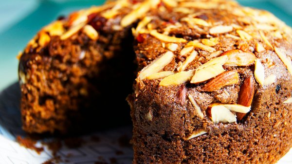 What's the Best Method for Making a Traditional English Victoria Sponge Cake?